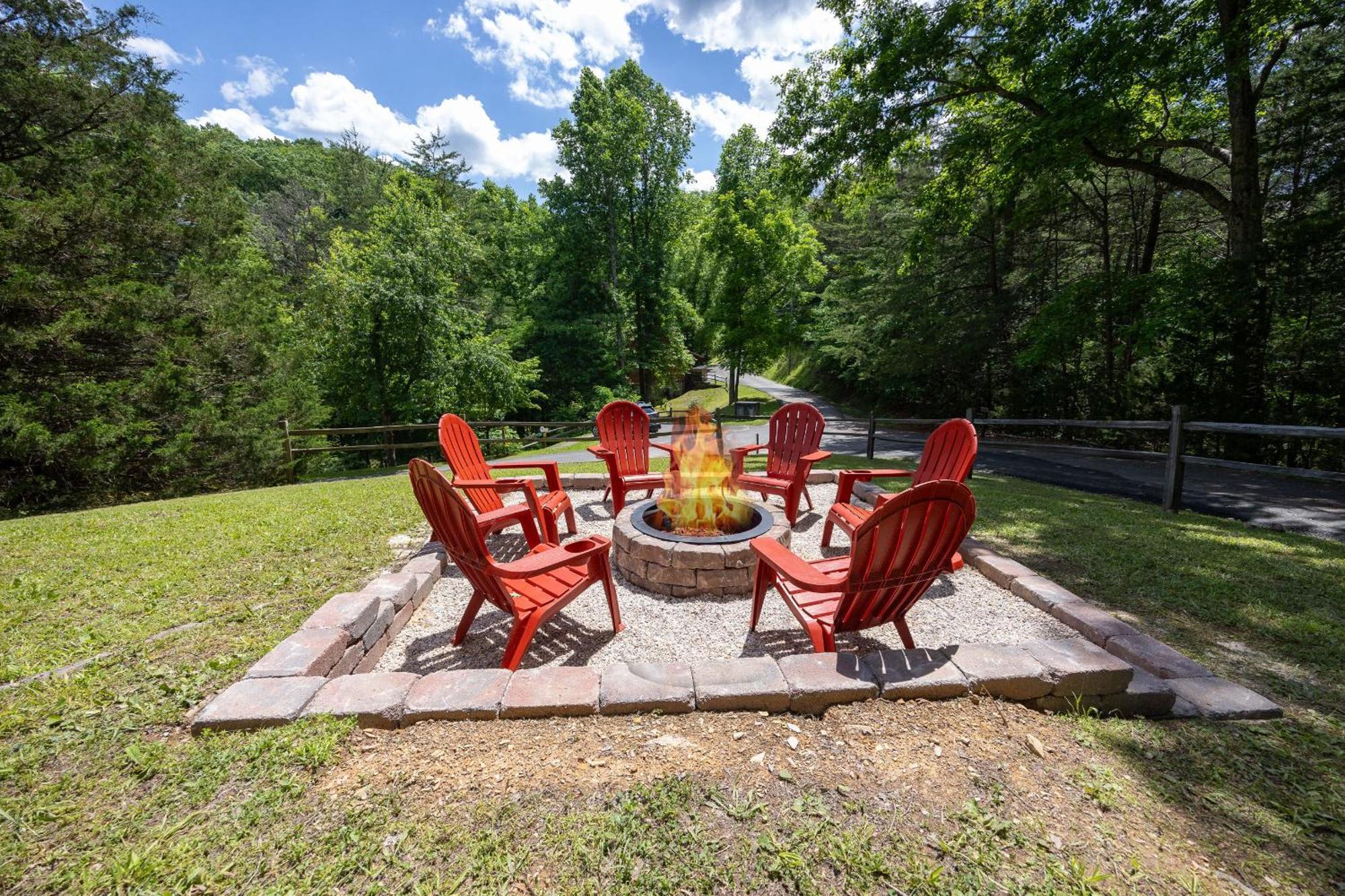 Вилла Yoli Bear Hideaway Севьервилл Экстерьер фото